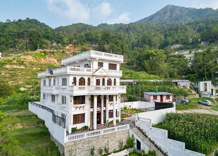 The White House Villa, 8 Bedroom, Swimming Pool & Theater * Katmandou