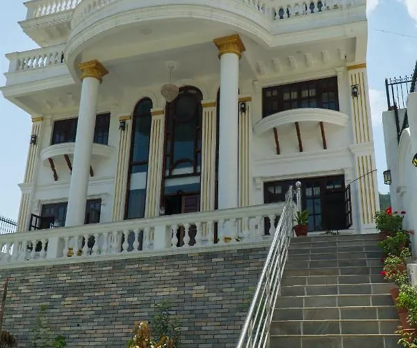 The White House Villa, 8 Bedroom, Swimming Pool & Theater Katmandou