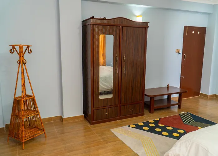 The White House Villa, 8 Bedroom, Swimming Pool & Theater * Katmandou