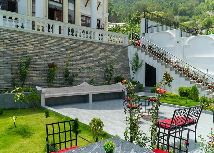 The White House Villa, 8 Bedroom, Swimming Pool & Theater * Katmandou