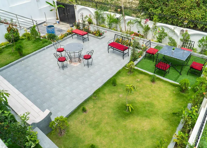 The White House Villa, 8 Bedroom, Swimming Pool & Theater Katmandou