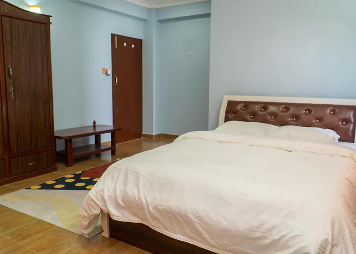 The White House Villa, 8 Bedroom, Swimming Pool & Theater Villa *