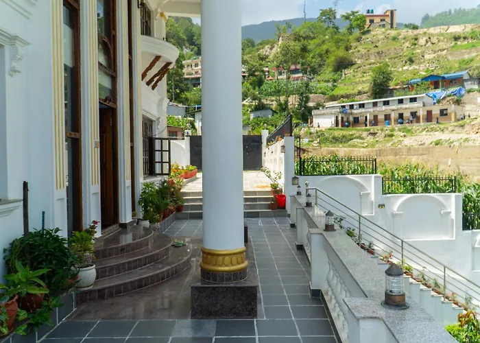 The White House Villa, 8 Bedroom, Swimming Pool & Theater * Katmandou