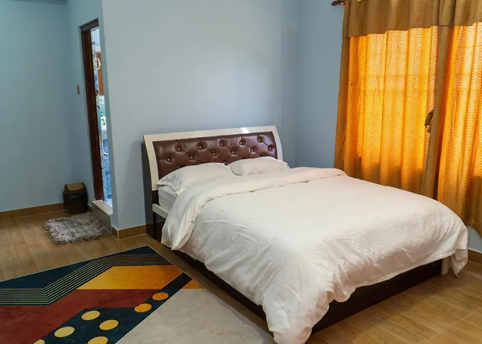 The White House Villa, 8 Bedroom, Swimming Pool & Theater Villa Katmandou