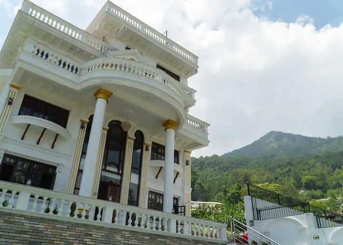 The White House Villa, 8 Bedroom, Swimming Pool & Theater Katmandou