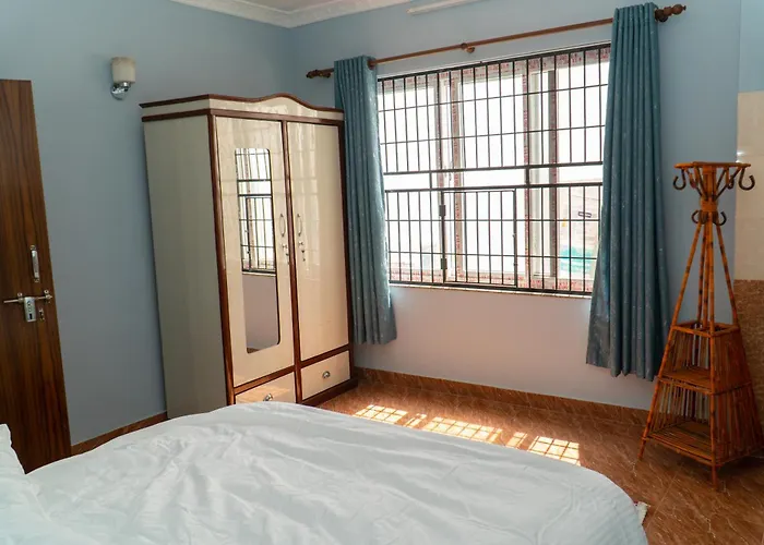 The White House Villa, 8 Bedroom, Swimming Pool & Theater * Katmandou