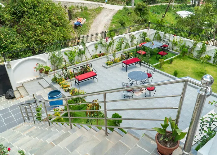 The White House Villa, 8 Bedroom, Swimming Pool & Theater Villa Katmandou