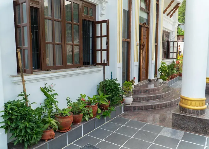 The White House Villa, 8 Bedroom, Swimming Pool & Theater Villa Katmandou