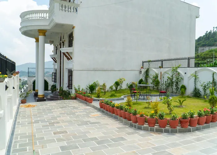 The White House Villa, 8 Bedroom, Swimming Pool & Theater Villa Katmandou