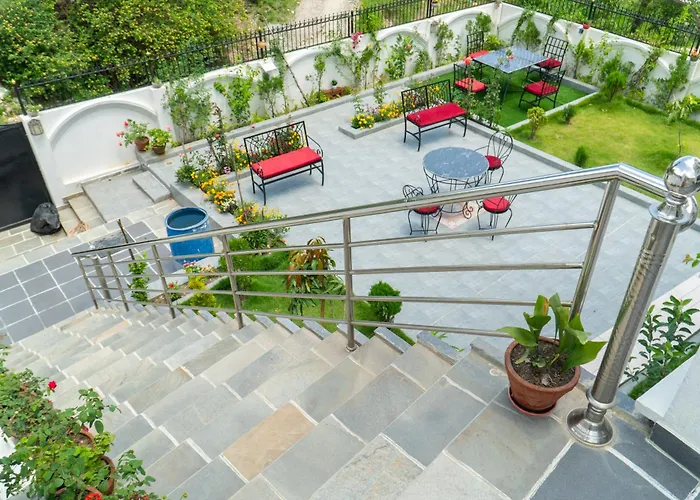 The White House Villa, 8 Bedroom, Swimming Pool & Theater Villa *
