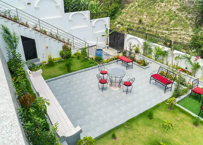 The White House Villa, 8 Bedroom, Swimming Pool & Theater * Katmandou