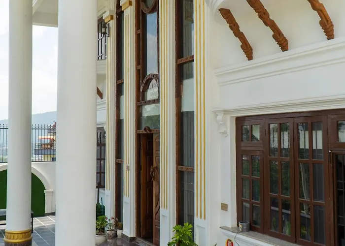 The White House Villa, 8 Bedroom, Swimming Pool & Theater Villa Katmandou