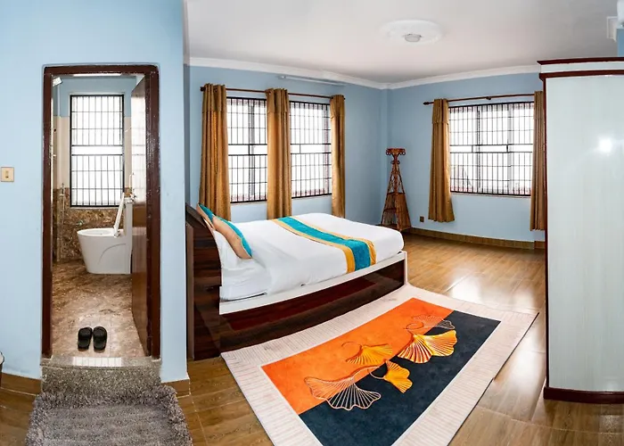 The White House Villa, 8 Bedroom, Swimming Pool & Theater * Katmandou