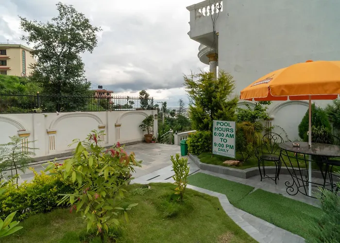 The White House Villa, 8 Bedroom, Swimming Pool & Theater Katmandou