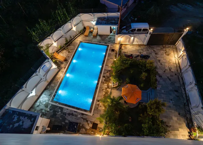 The White House Villa, 8 Bedroom, Swimming Pool & Theater Villa Katmandou